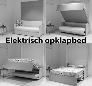 una foto en blanco y negro de una cama y un sofá en Rustig, kindvriendelijk appartement, en Ostende