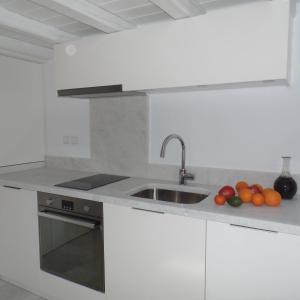 Kuchyňa alebo kuchynka v ubytovaní Paros Apartments Cottage