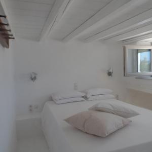 Een bed of bedden in een kamer bij Paros Apartments Cottage