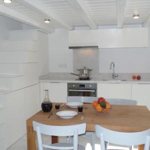 Kuchyňa alebo kuchynka v ubytovaní Paros Apartments Cottage