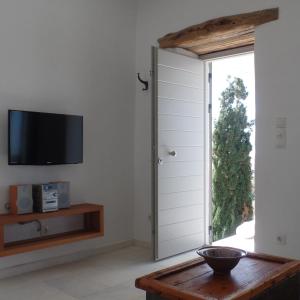 Televízia a/alebo spoločenská miestnosť v ubytovaní Paros Apartments Cottage + 37 fotografií
