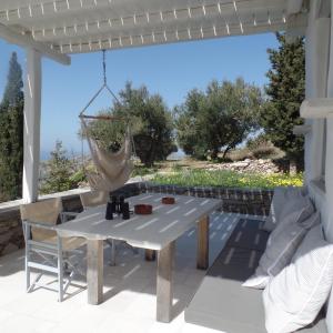 Patio alebo iná vonkajšia časť ubytovania Paros Apartments Cottage