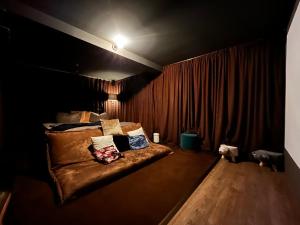 1 dormitorio con 1 cama en una habitación oscura en unique wellness home Whirlpool, Sauna, WeberGas Grill, en Bad Ems