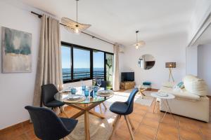 uma sala de estar com mesa e cadeiras em Marbella Venus beach and Sea view apartment em Marbella