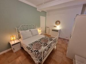 ラパッロにあるLa casa di Ariのベッドルーム(ベッド1台、ナイトスタンド、ランプ付)