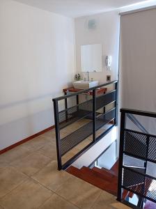 W łazience znajduje się umywalka i lustro. w obiekcie Solar de Roca w mieście Embalse