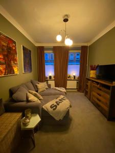 uma sala de estar com um sofá e uma mesa em Altbaucharme Deluxe mit Terrasse in zentraler Lage em Kiel