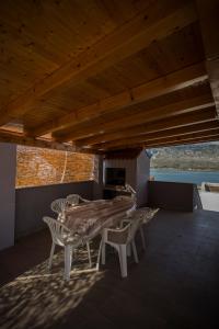 jadalnia ze stołem i krzesłami na dachu w obiekcie Gavran Apartment Vinjerac w mieście Vinjerac