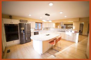 eine große Küche mit weißen Schränken und einer großen Insel in der Unterkunft Luxurious Estate by Brown County 40 private acres in Columbus