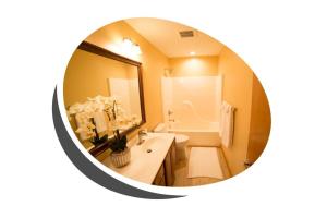 ein Badezimmer mit Waschbecken, Toilette und Spiegel in der Unterkunft Luxurious Estate by Brown County 40 private acres in Columbus + 42 Fotos