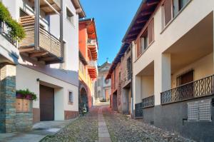an alley in an old town with buildings at Appartamento IL NIDO tra verde e natura in Berbenno di Valtellina