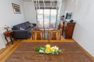 uma sala de estar com um sofá e uma mesa em Apartment Breze em Split