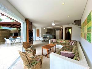 a living room with a couch and chairs and a table at Casa na Praia MARAVILHOSA de JUQUEHY in São Sebastião