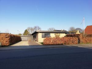 ein Haus an der Straßenseite in der Unterkunft Kløvermarken 14 in Herning + 1 Foto