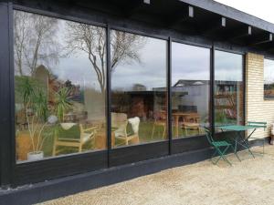 ein Glashaus mit Blick auf einen Garten in der Unterkunft Kløvermarken 14 in Herning