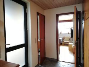 um corredor com uma porta que leva a uma sala de estar em Kløvermarken 14 em Herning