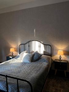 Llit o llits en una habitació de Уникальная квартира с видом на центральный парк