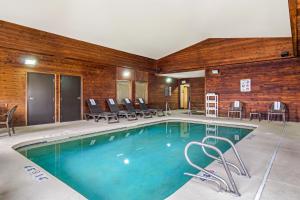 una gran piscina con sillas en un edificio en Comfort Inn & Suites Greeley, en Greeley