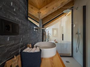 baño con lavabo en una encimera de madera en Casa Rural "Las Eras", en Fanlo del Valle de Vío