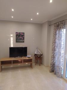 TV a/nebo společenská místnost v ubytování Just Constructed!