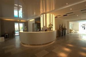 a lobby with a reception desk in a building at Hotel Sorriso in Milano Marittima