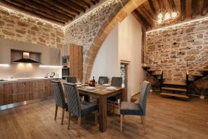 een keuken en eetkamer met een tafel en stoelen bij Villa Anaflo in Charaki