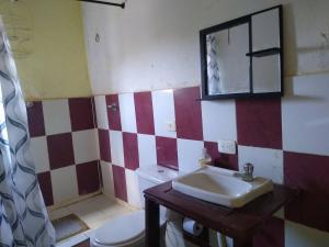 A bathroom at El Garaje Hostal