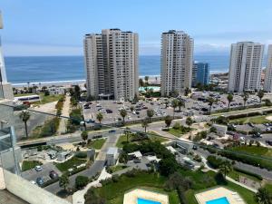 una vista aérea de una ciudad con edificios altos y el océano en Departamento junto a la playa "Marina Horizonte", en Coquimbo
