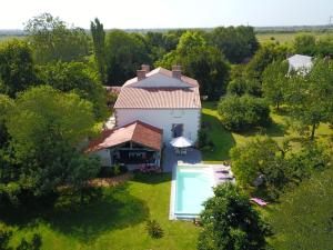 an aerial view of a house with a swimming pool at Au Logis de la Mongie in Soullans