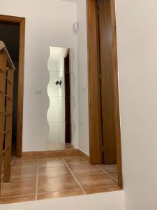 un pasillo con una puerta de cristal que conduce a un armario en Casa Los Majos, en Corralejo 21 fotos más