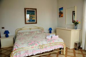 a bedroom with a bed and a dresser at Bed and Breakfast Villa Viviana in Anzio
