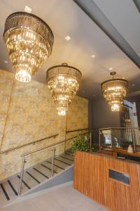 a lobby with chandeliers and a marble wall at Matiana Morelos in Zacatecas