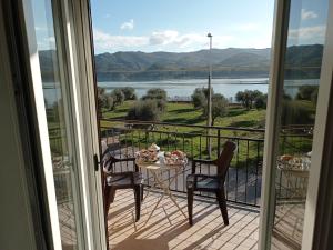 una mesa y sillas en un balcón con vistas en B&B Albachiara, en Senise