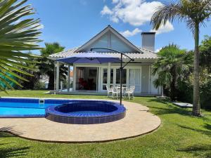 ein Haus mit Swimmingpool und ein Haus in der Unterkunft Casa da Piscina, Bento Gonçalves - Serra Gaúcha in Bento Gonçalves