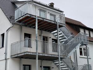 eine metallene Feuertreppe an der Seite eines Gebäudes in der Unterkunft Home Again Studios in Rutesheim