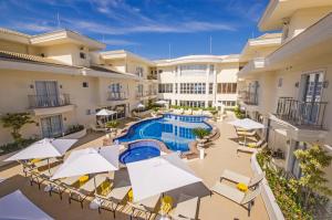 A piscina localizada em Doral Guarujá ou nos arredores
