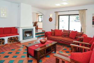 カルヴォエイロにあるMar e Ceuのリビングルーム(赤い家具、暖炉付)