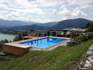 einen Pool an der Seite eines Hügels mit Aussicht in der Unterkunft Hotel30 - Adults Only in Annenheim