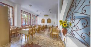 Ein Restaurant oder anderes Speiselokal in der Unterkunft Hotel Pilalidis 