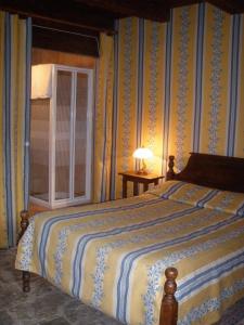 Postel nebo postele na pokoji v ubytování Auberge de l'Abbatiale