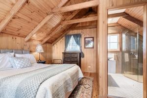 a bedroom in a log cabin with a bed at The Polish Place in Mount Tamborine