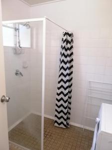 A bathroom at Magnetic Island Resort, Sleeps 3, Free WIFI