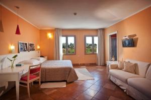 Marin Hotel في بولا: غرفة نوم مع سرير وغرفة معيشة مع أريكة
