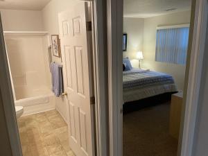 Postel nebo postele na pokoji v ubytování Escape To Branson