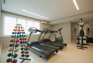 einen Fitnessraum mit zwei Laufbändern in einem Zimmer in der Unterkunft Doral Guarujá in Guarujá