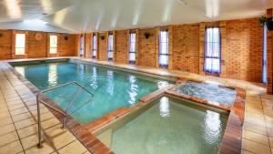 una gran piscina cubierta en un edificio en North Parkes Motel, en Parkes