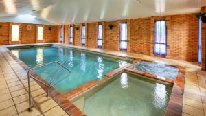 a large indoor pool in a building at North Parkes Motel in Parkes