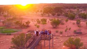 Un groupe de personnes debout sur un pont dans le désert dans l'établissement Erldunda Desert Oaks Resort, à Erldunda