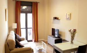 Uma área de estar em SEVITUR Seville Comfort Apartments