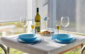 Nápoje v ubytování Three-Bedroom Holiday Home In Durdevac